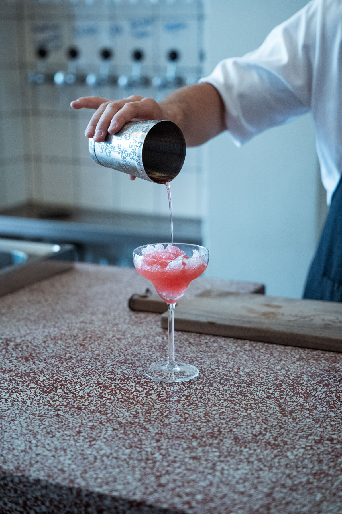 Stijn schenkt een cocktail